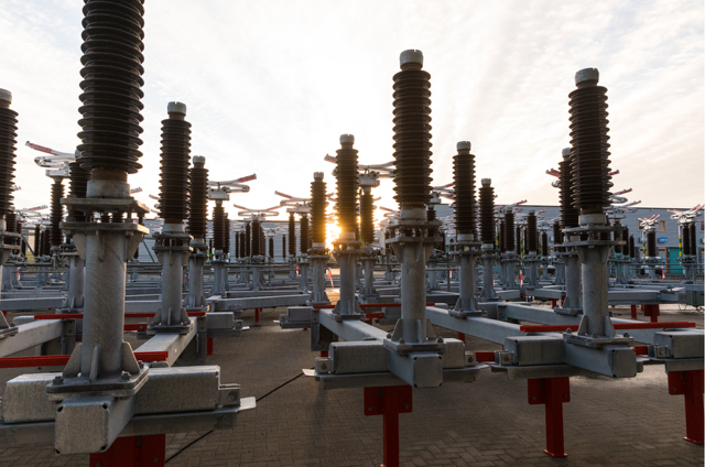 Hoogspanningsstation bij zonsondergang